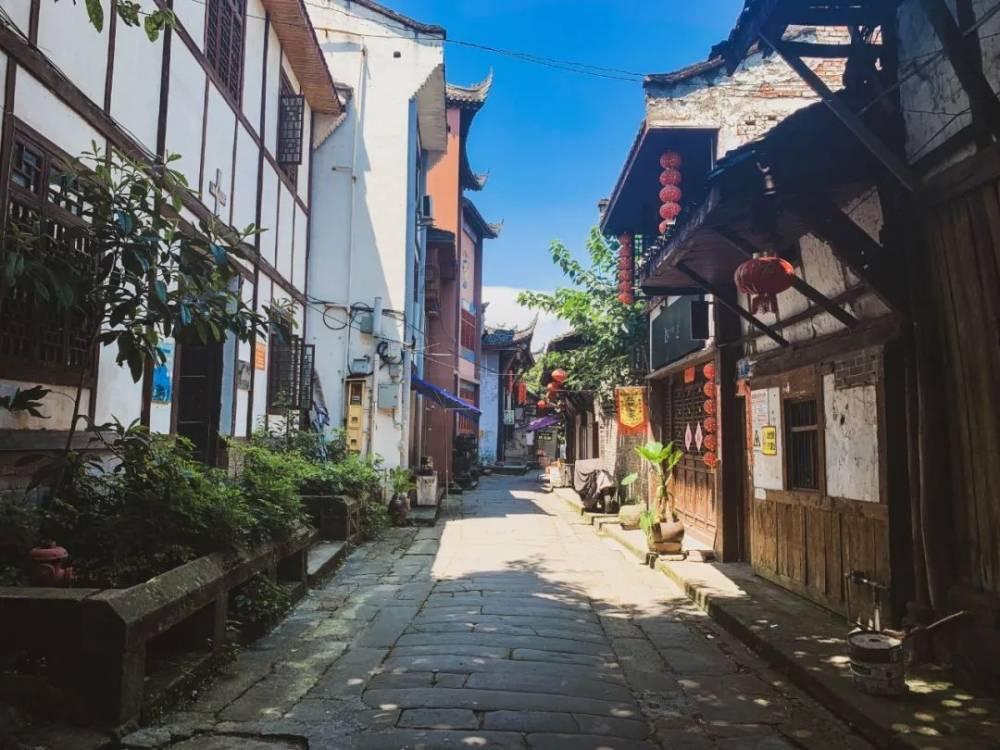 贵州一豪车车主被查！多次酒驾、无证驾驶还肇事逃逸！